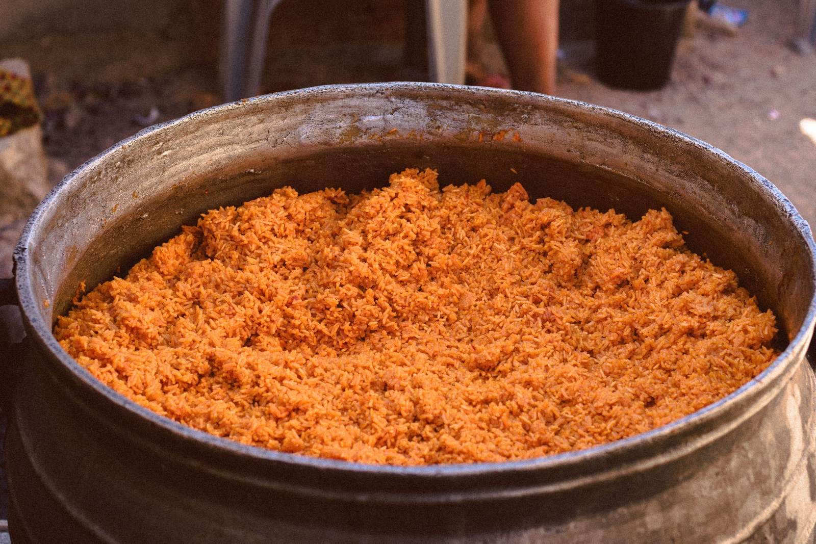 Gro&szlig;er Topf mit Jollof Reis in der K&uuml;che