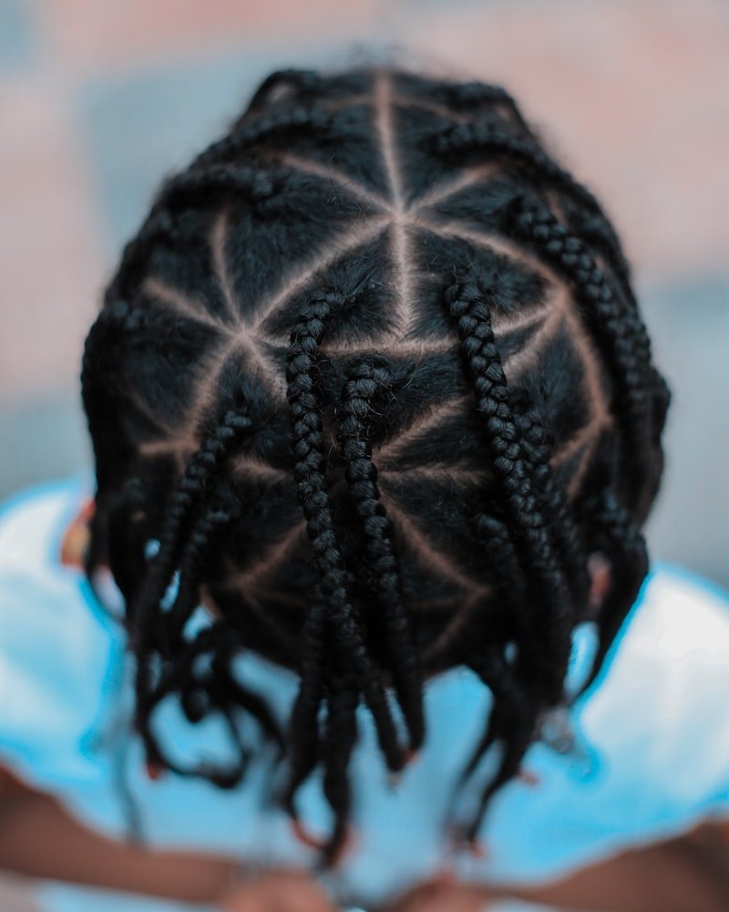 Box Braids mit Dreiecks-Scheiteln, von oben fotografiert