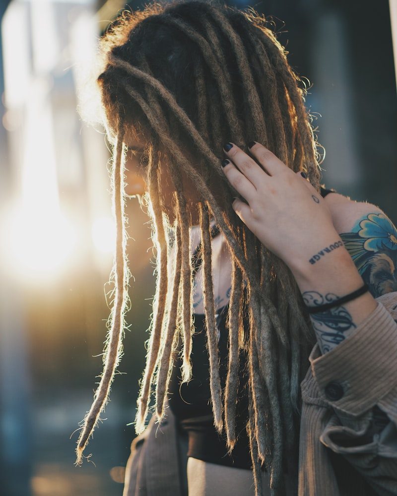 Locs, hüftlang, im Gegenlicht