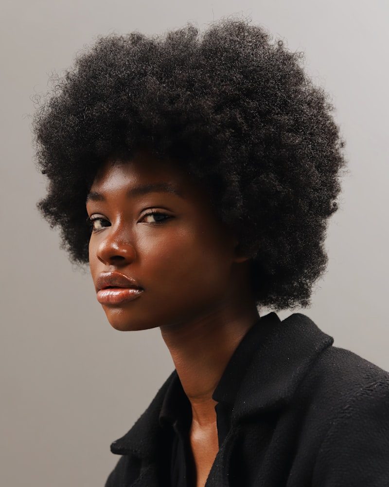 Naturhaar-Afro, Porträt im Halbprofil