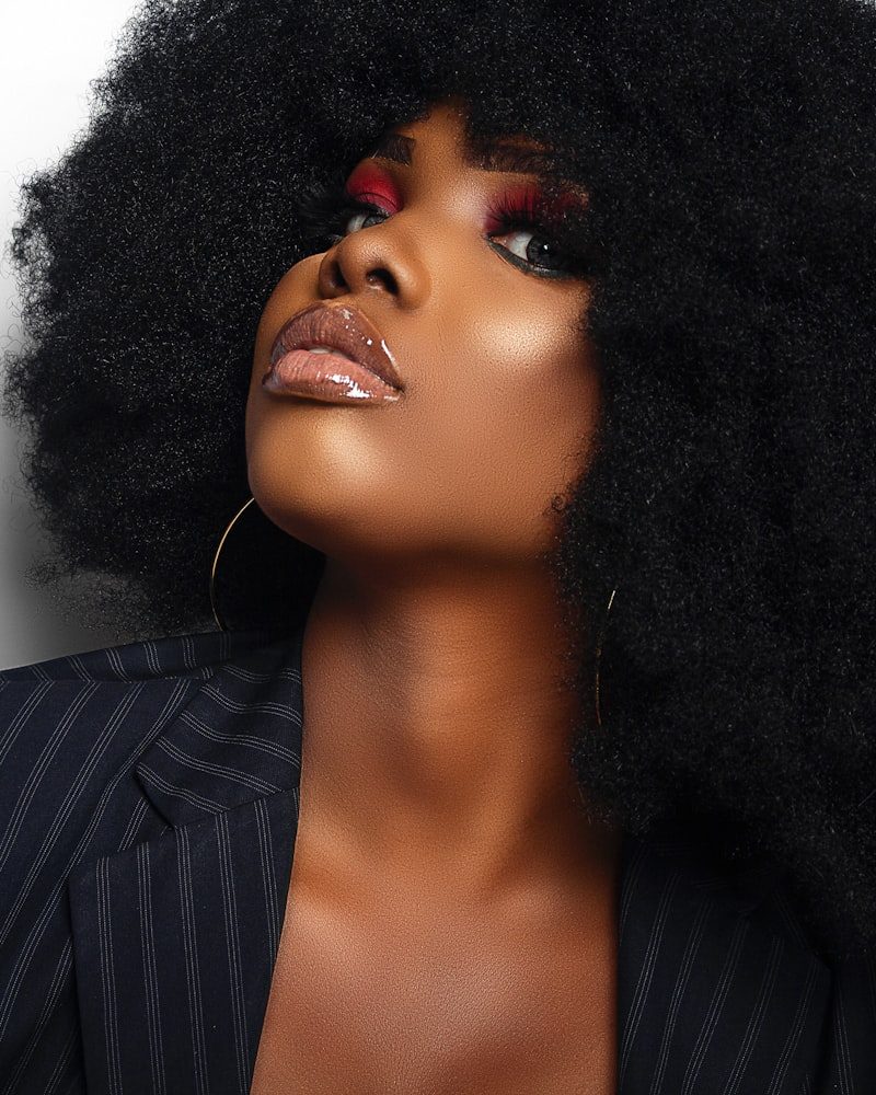 Naturhaar-Afro mit großen Creolen, Studioaufnahme
